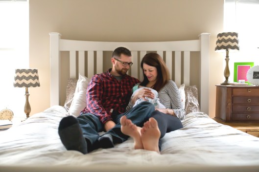 columbus ohio newborn lifestyle photography family on bed 3 full